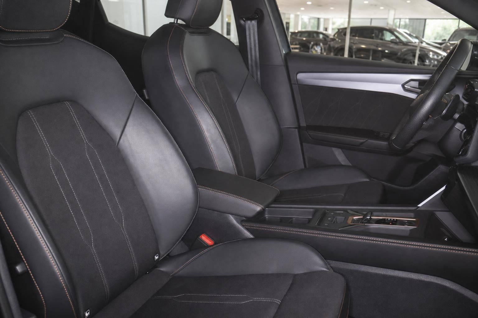 Fahrzeug Innenraum Vordersitze mit schwarzem Leder und Kontrastnähten im Autohaus