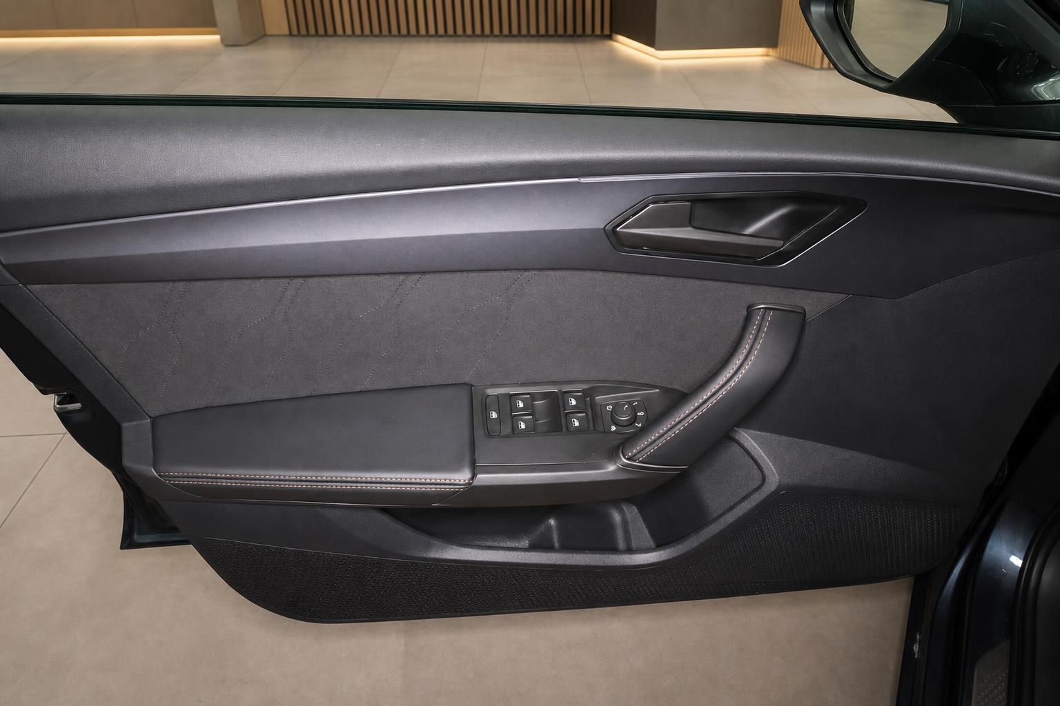 Fahrzeug Innenraum Fahrertür mit Türverkleidung, Fensterhebern und Alcantara-Dekor