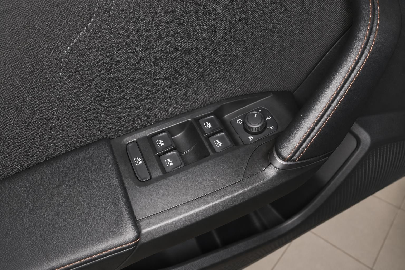 Fahrzeug Innenraum Türverkleidung mit elektrischen Fensterhebern und Spiegelverstellung