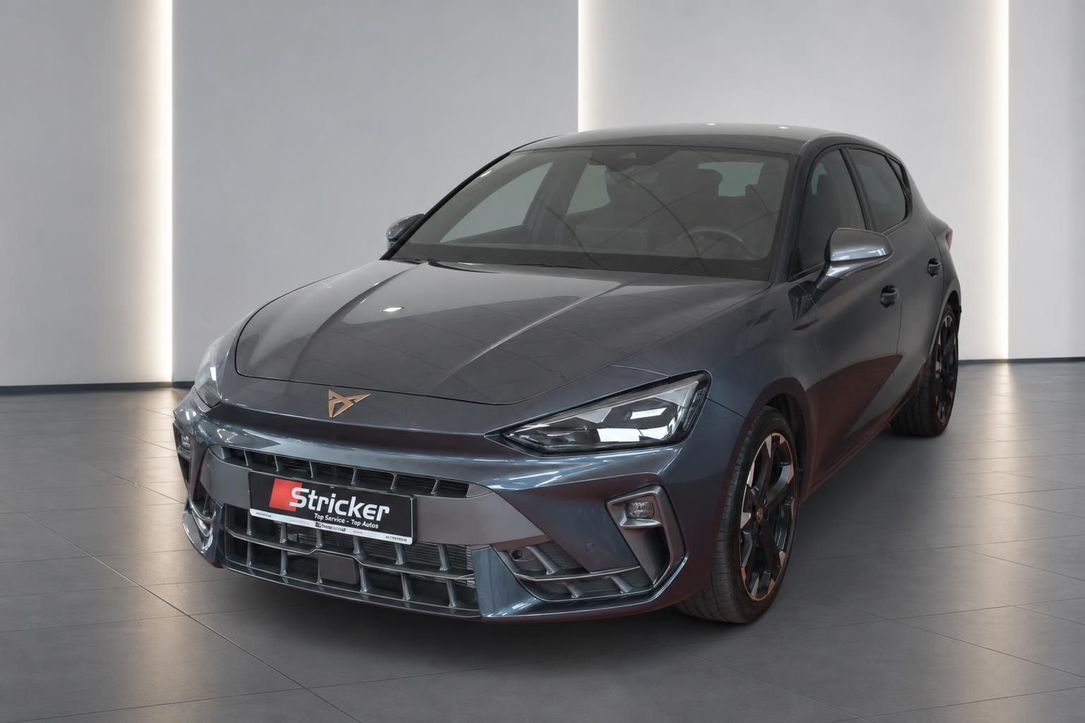 Cupra Leon Frontansicht schräg in Grau metallic – sportlicher Kompaktwagen im Autohaus Stricker