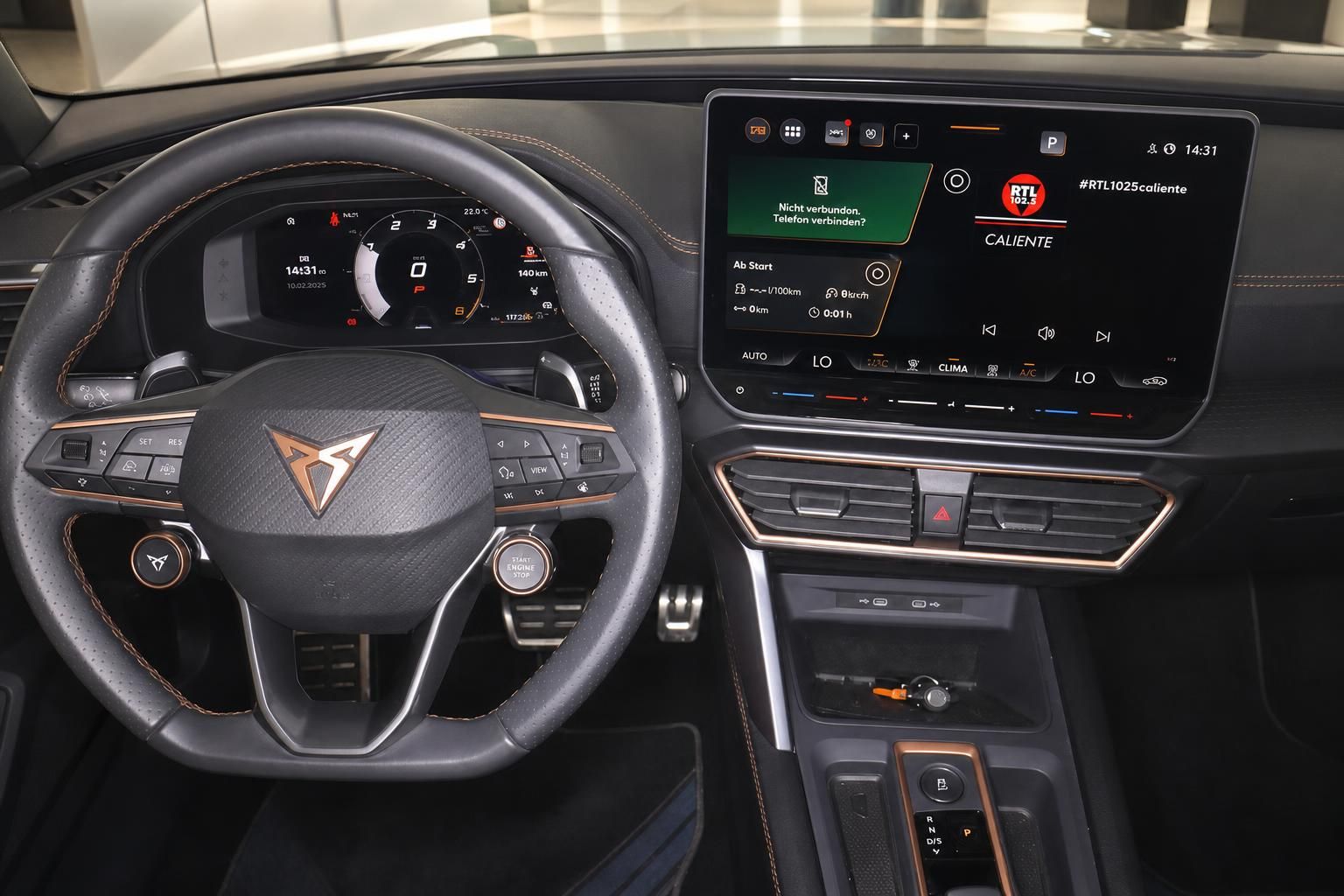 Cupra Cockpit mit Sportlenkrad, digitalem Tacho und großem Infotainment-Touchscreen