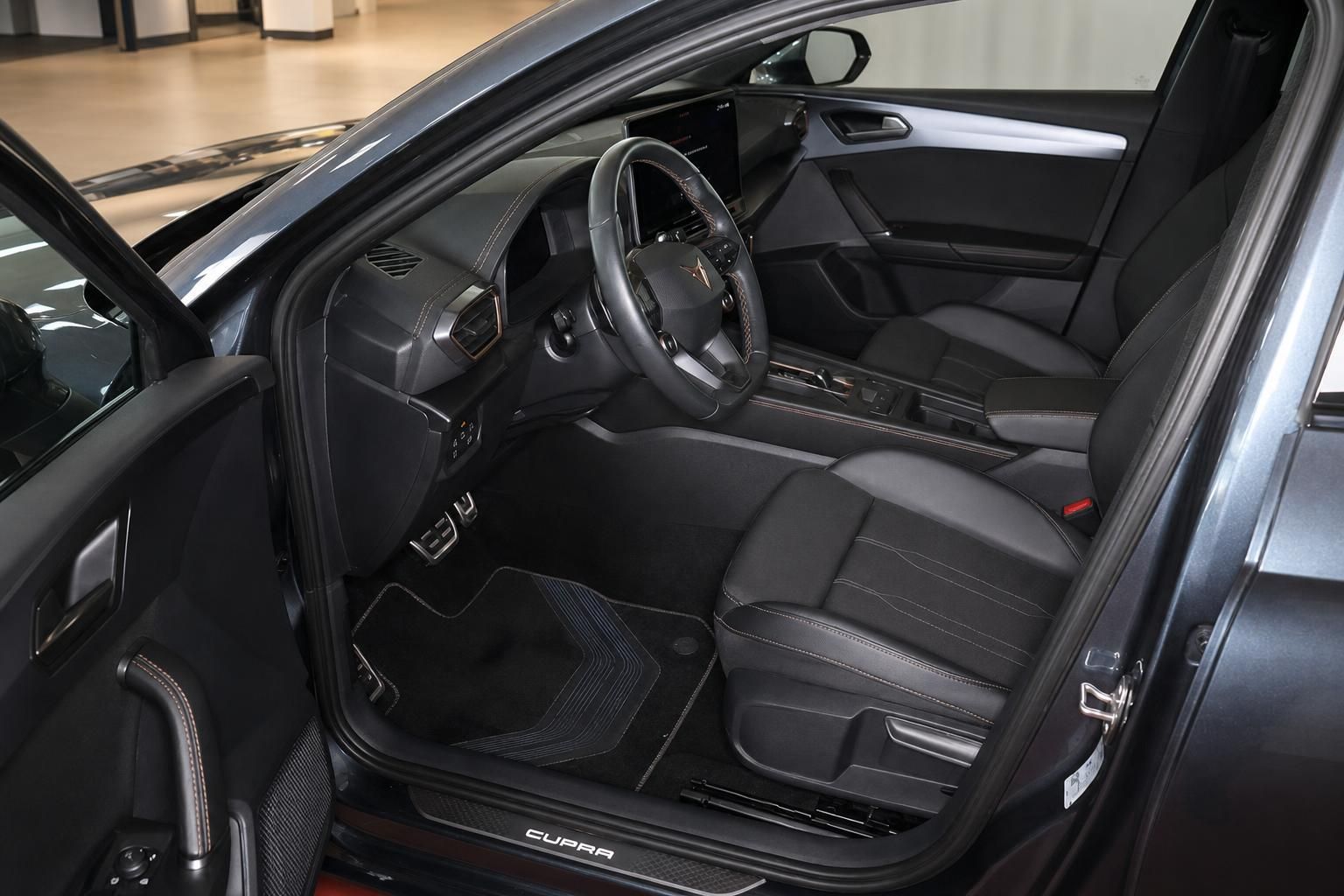 Cupra Innenraum Fahrerseite mit Lenkrad, Sportsitzen und digitalem Cockpit