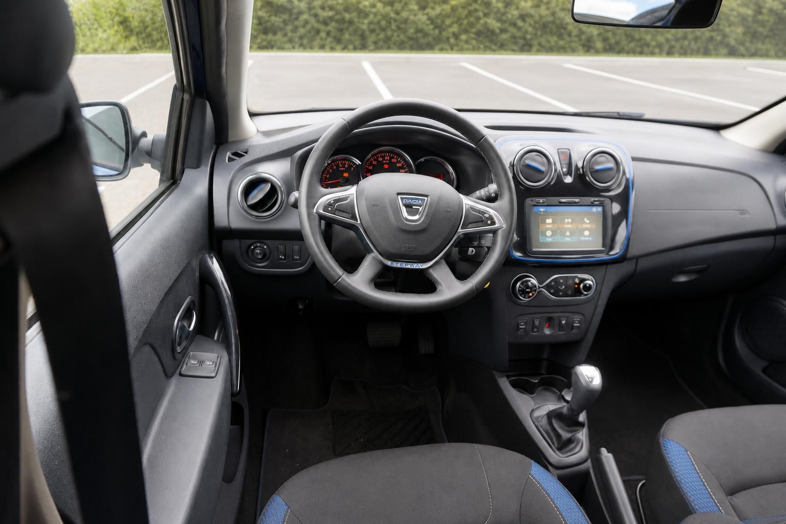 Dacia Sandero Stepway Innenraum Cockpit mit Lenkrad Tacho und Infotainment-System