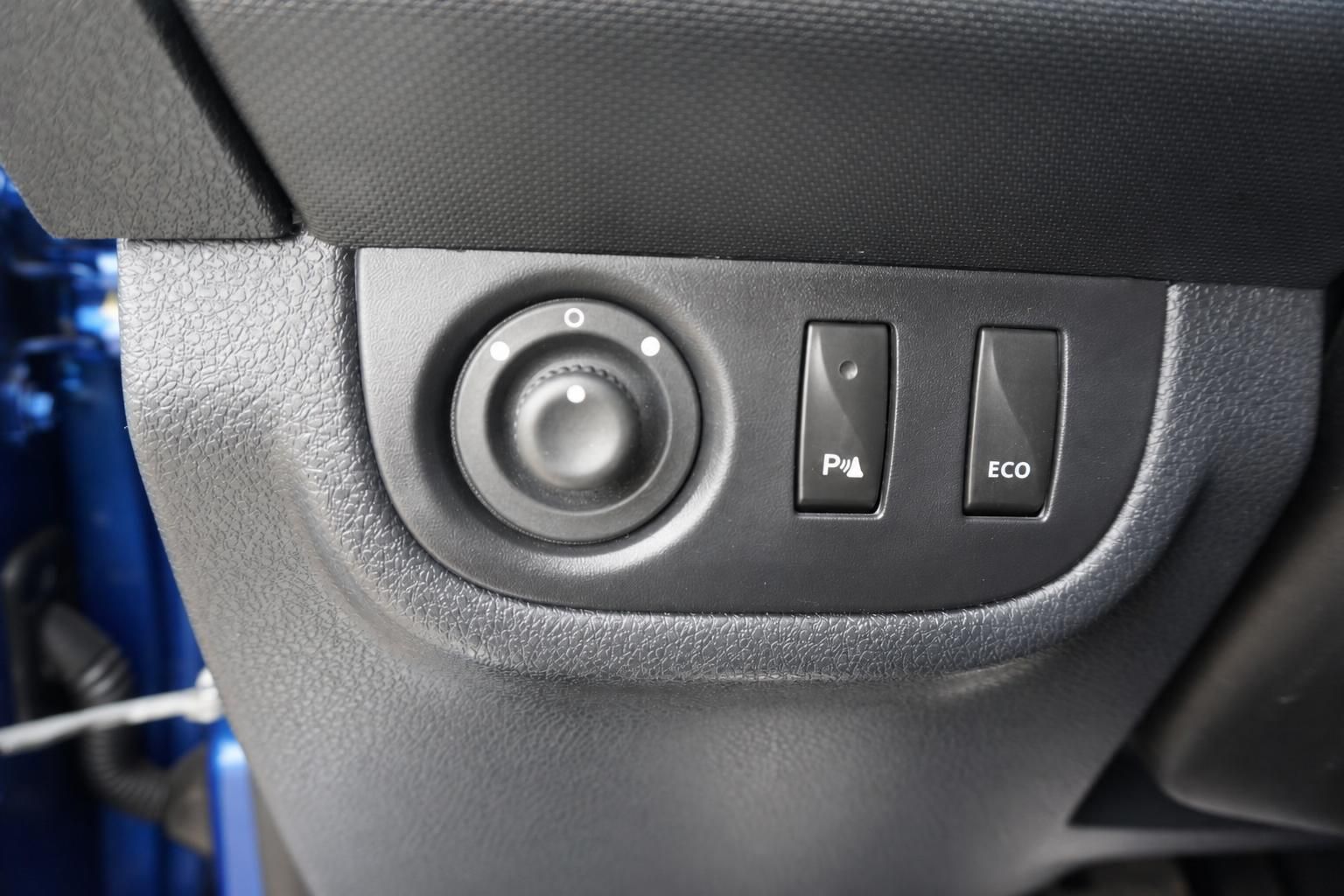 Fahrzeug Innenraum Spiegelverstellung mit ECO- und Einparkhilfe-Schalter Detailaufnahme