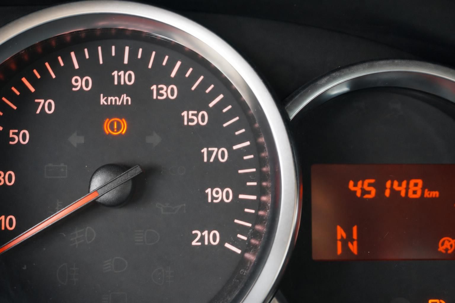 Tachometer mit 45.148 km Kilometerstand und Geschwindigkeitsanzeige bis 210 km/h