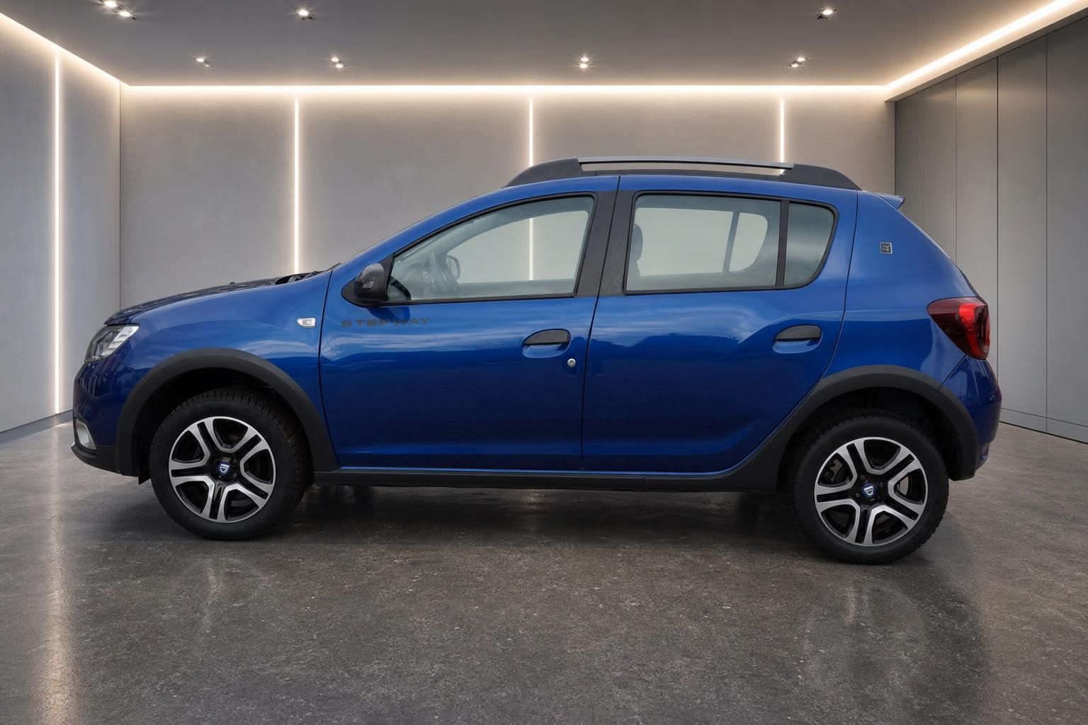 Dacia Sandero Stepway blau Seitenansicht in modernem Showroom