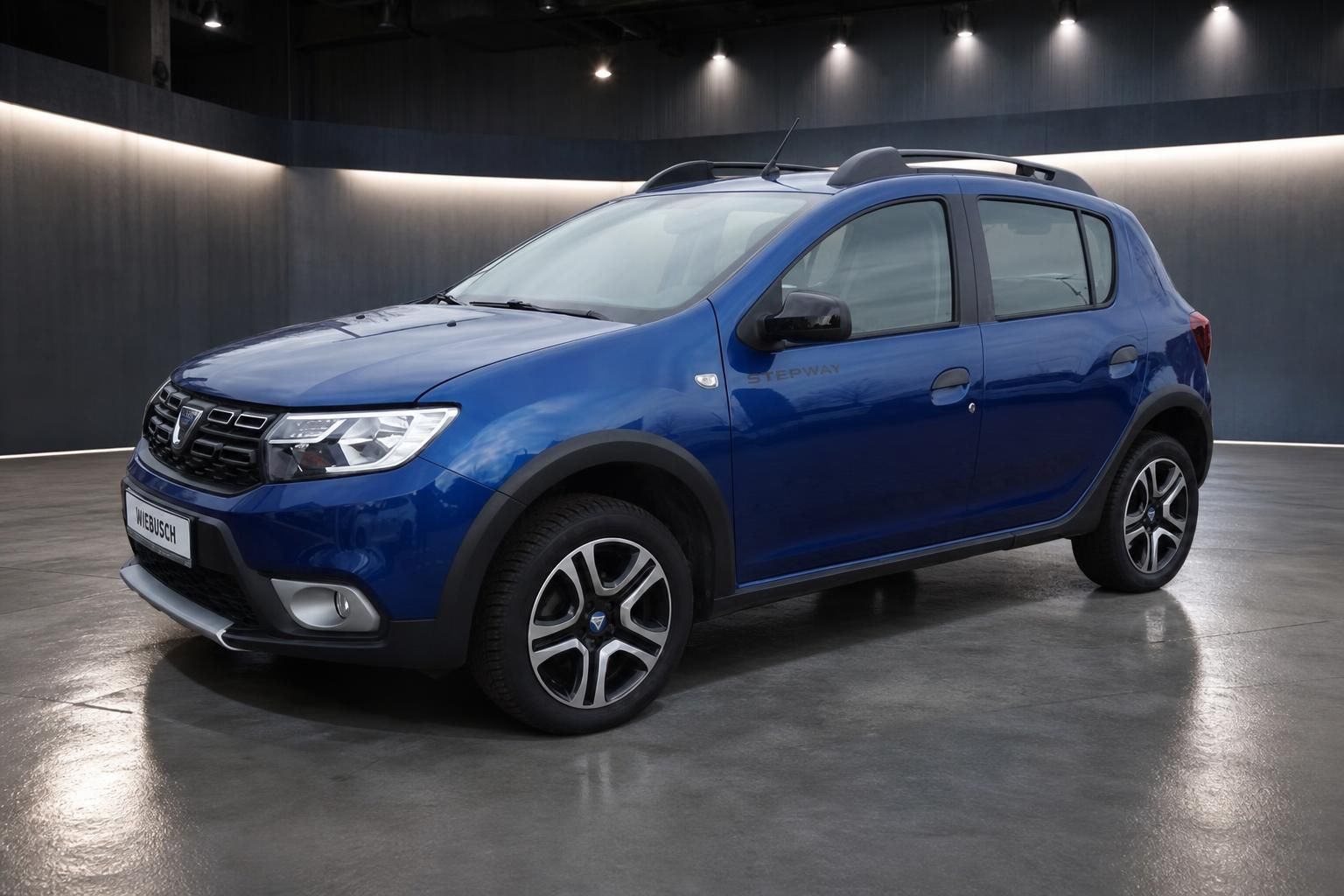 Dacia Sandero Stepway blau Frontschräge linke Seite im Showroom Autohaus Wiebusch
