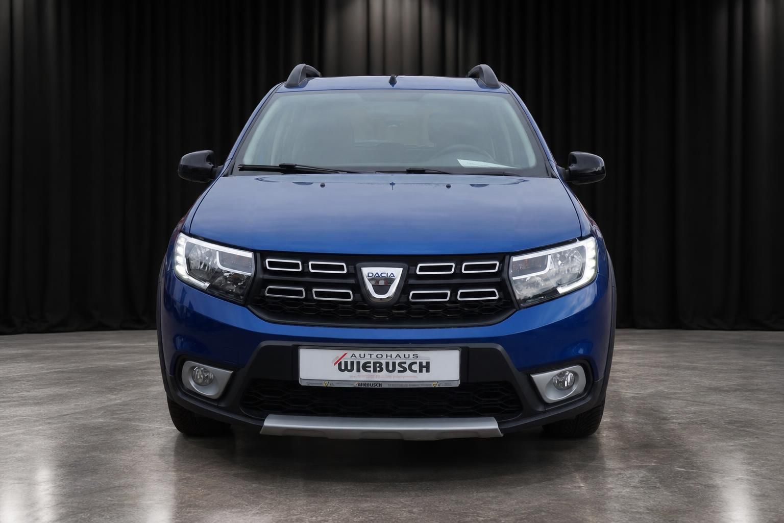 Dacia Sandero Stepway blau Frontansicht mit LED-Scheinwerfern und Dacia-Kühlergrill