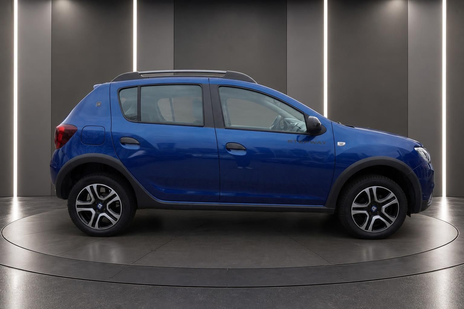 Dacia Sandero Stepway blau Seitenansicht rechts auf Drehteller im Showroom