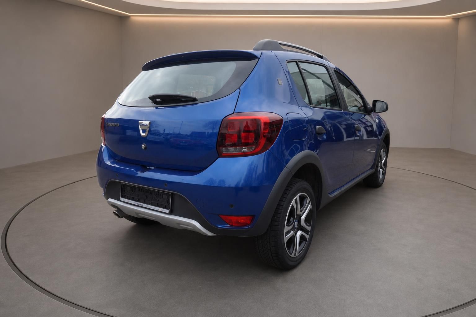Dacia Sandero Stepway blau Heckansicht schräg hinten links im Fotostudio