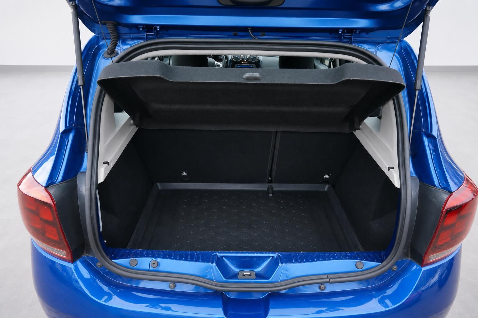 Dacia Sandero Stepway blau geöffneter Kofferraum mit Kofferraumwanne von oben