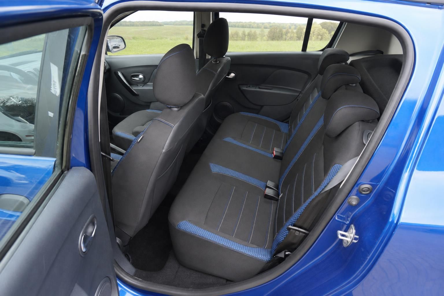 Dacia Sandero Stepway Rücksitzbank schwarz-blau Stoffsitze Innenraum Detailansicht