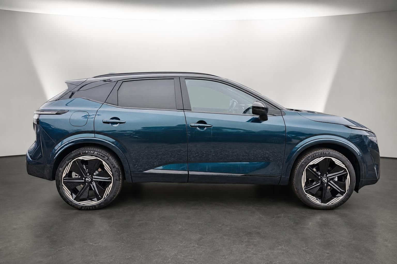Nissan SUV in Blau Metallic Seitenansicht mit Alufelgen