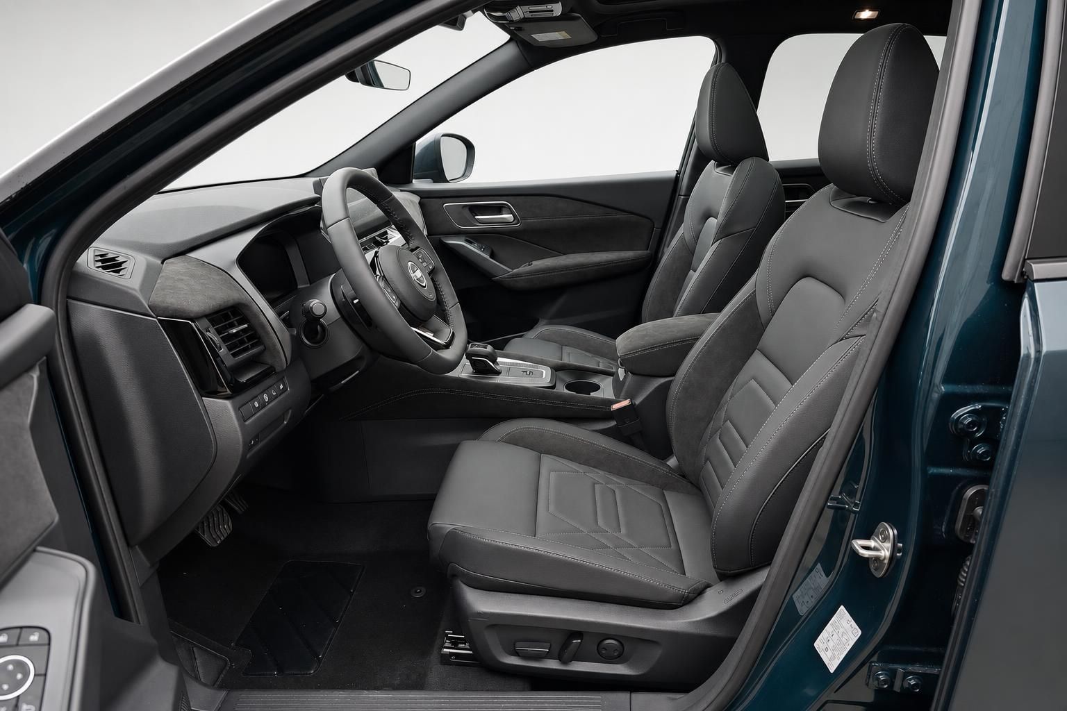 Nissan SUV Innenraum mit schwarzen Ledersitzen und Cockpit
