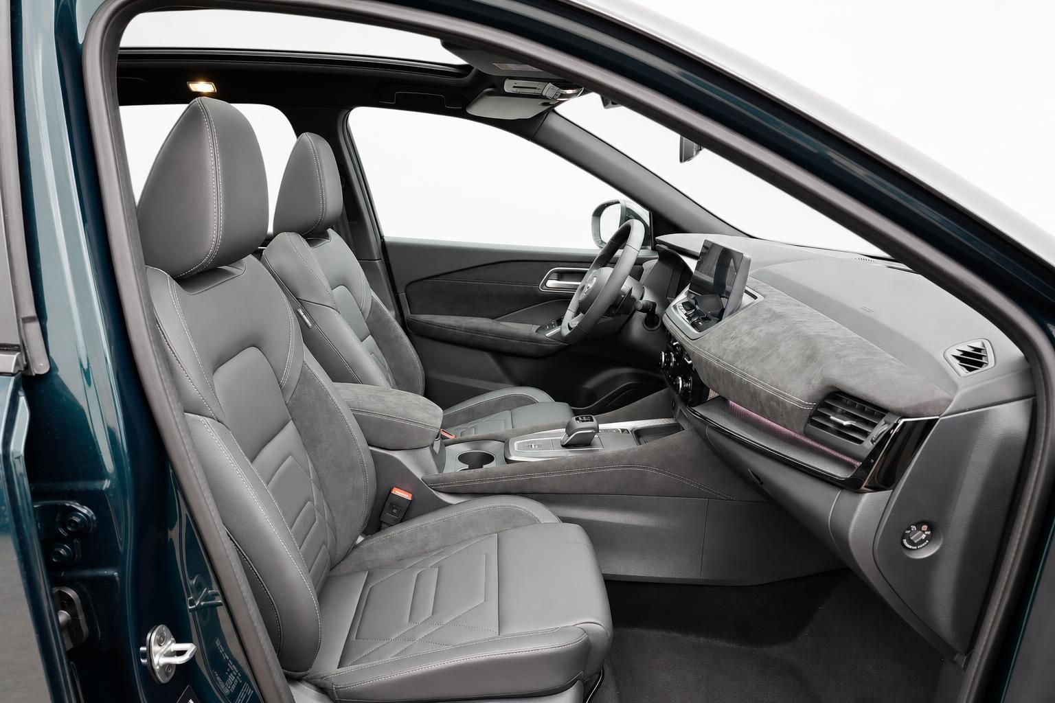 Nissan SUV Innenraum grau mit Panoramadach und Cockpit