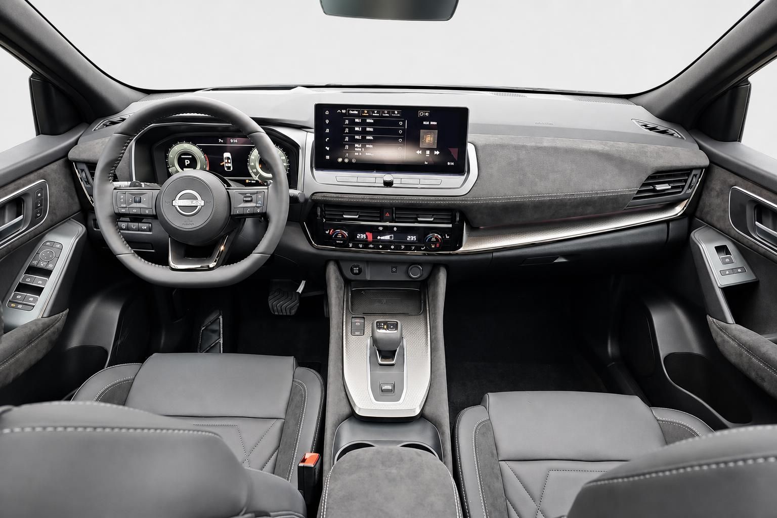 Nissan SUV Cockpit mit Lenkrad und digitalem Display