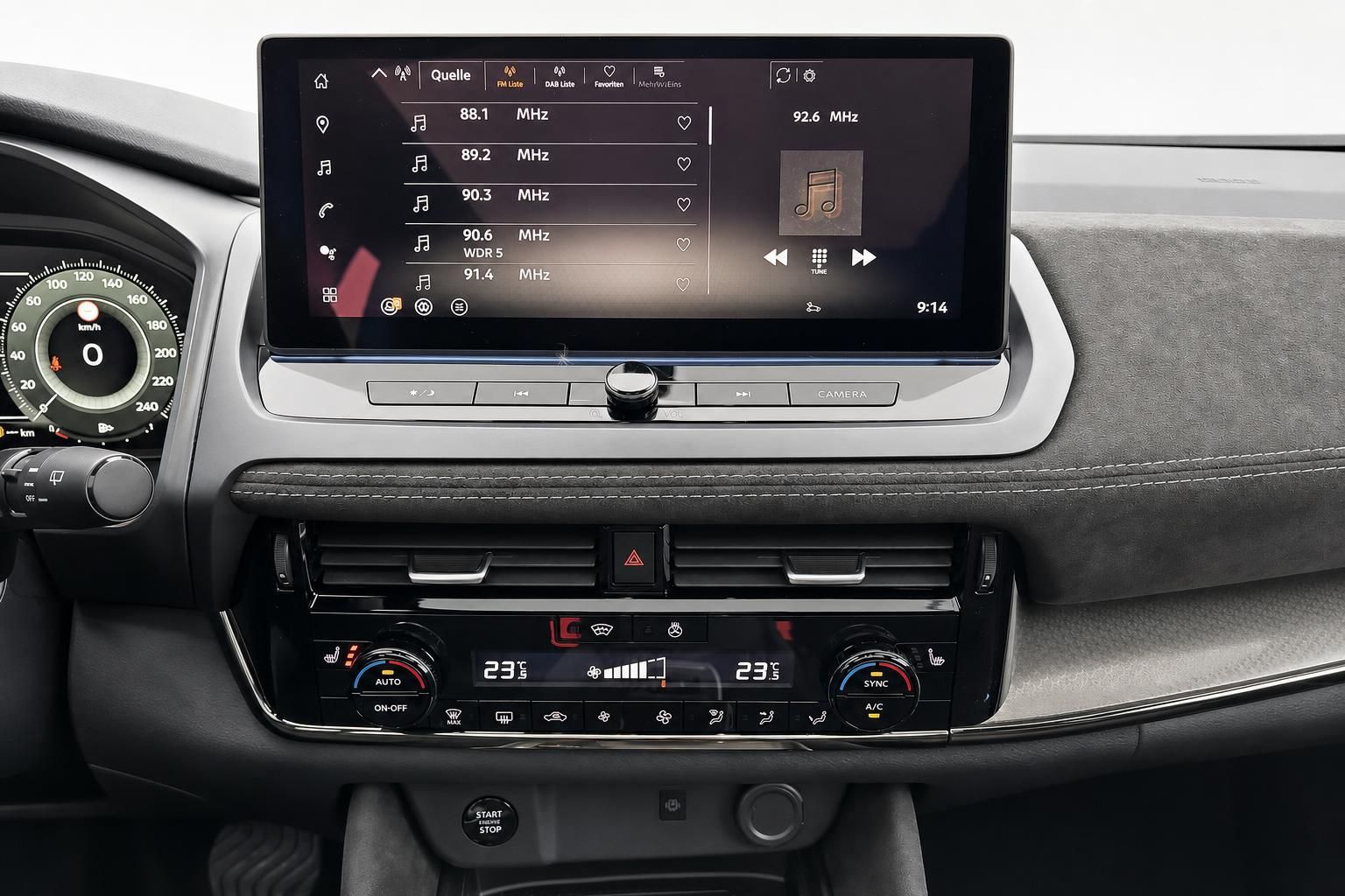 Nissan Infotainment Display mit Radio und Klimasteuerung