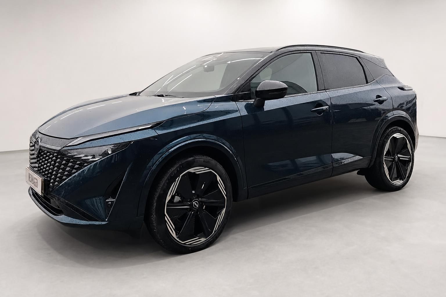 Nissan Qashqai dunkelblau, Seitenansicht schraeg vorne im Studio