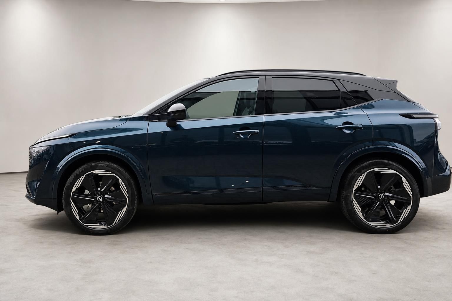 Nissan Qashqai in Blau, Seitenansicht mit Alufelgen im Studio