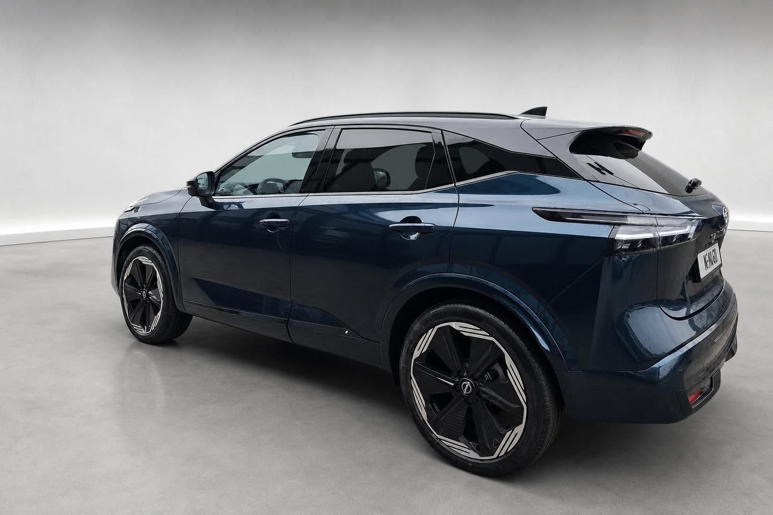 Nissan Qashqai dunkelblau, Heckansicht schraeg im Fotostudio