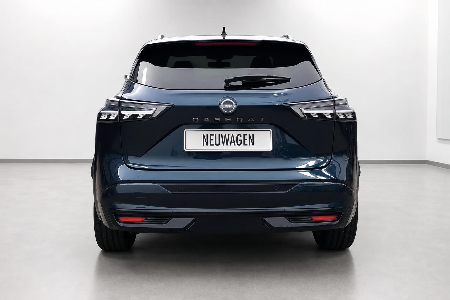 Nissan Qashqai dunkelblau Heckansicht Neuwagen Studio