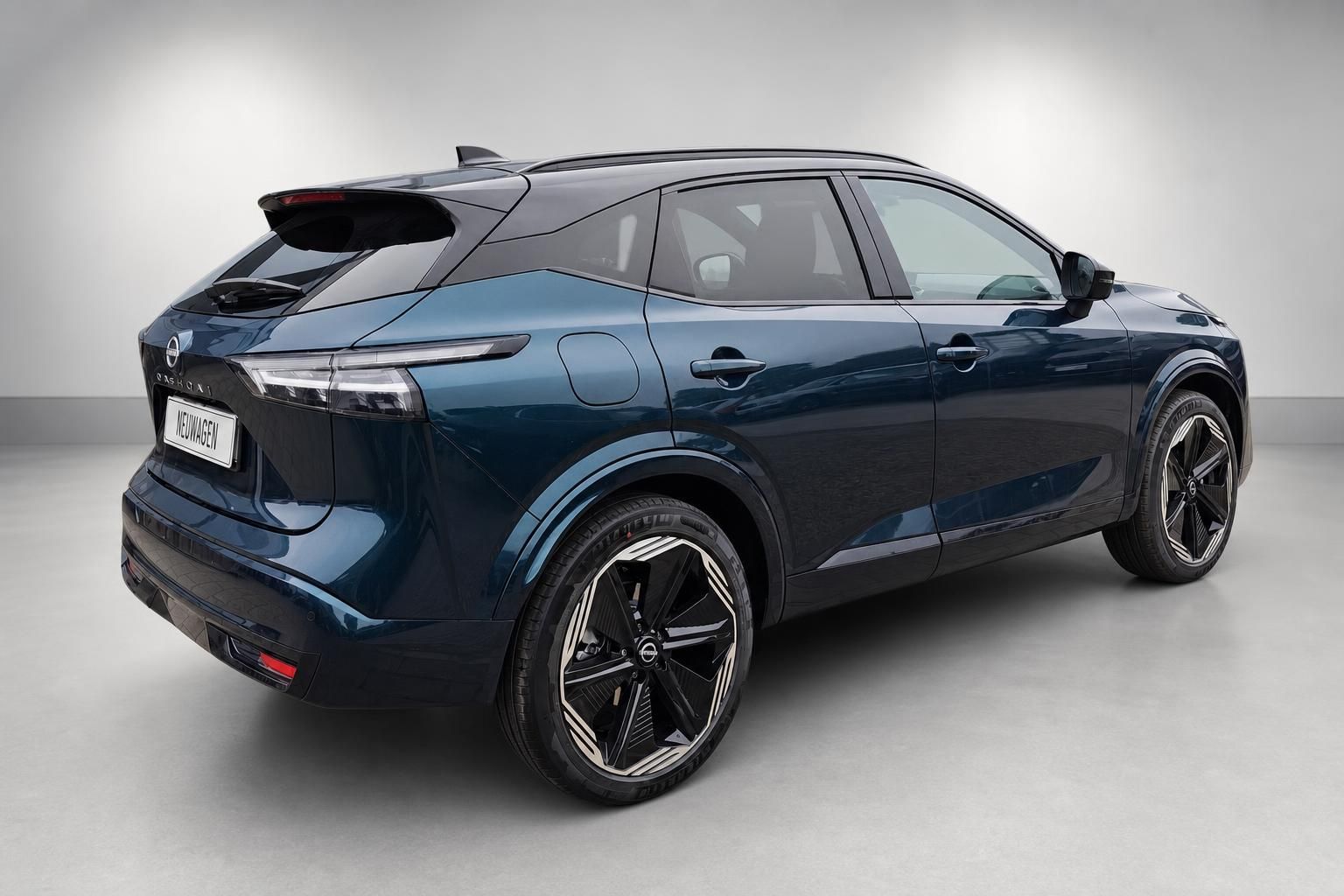 Nissan Qashqai dunkelblau Seiten-Heckansicht mit Alufelgen