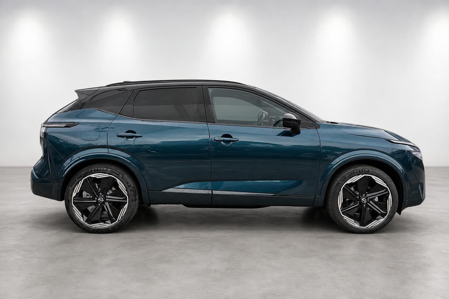 Nissan Qashqai petrolblau Seitenansicht SUV Studioaufnahme