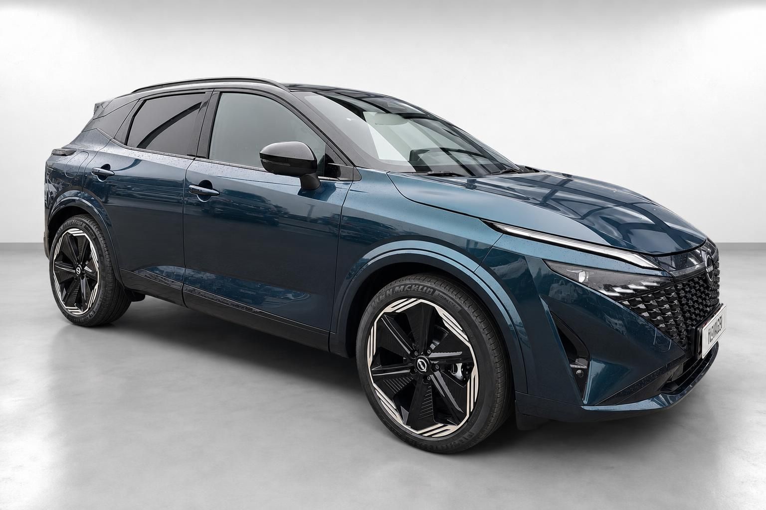 Nissan Qashqai dunkelblau Frontansicht schraeg SUV Design