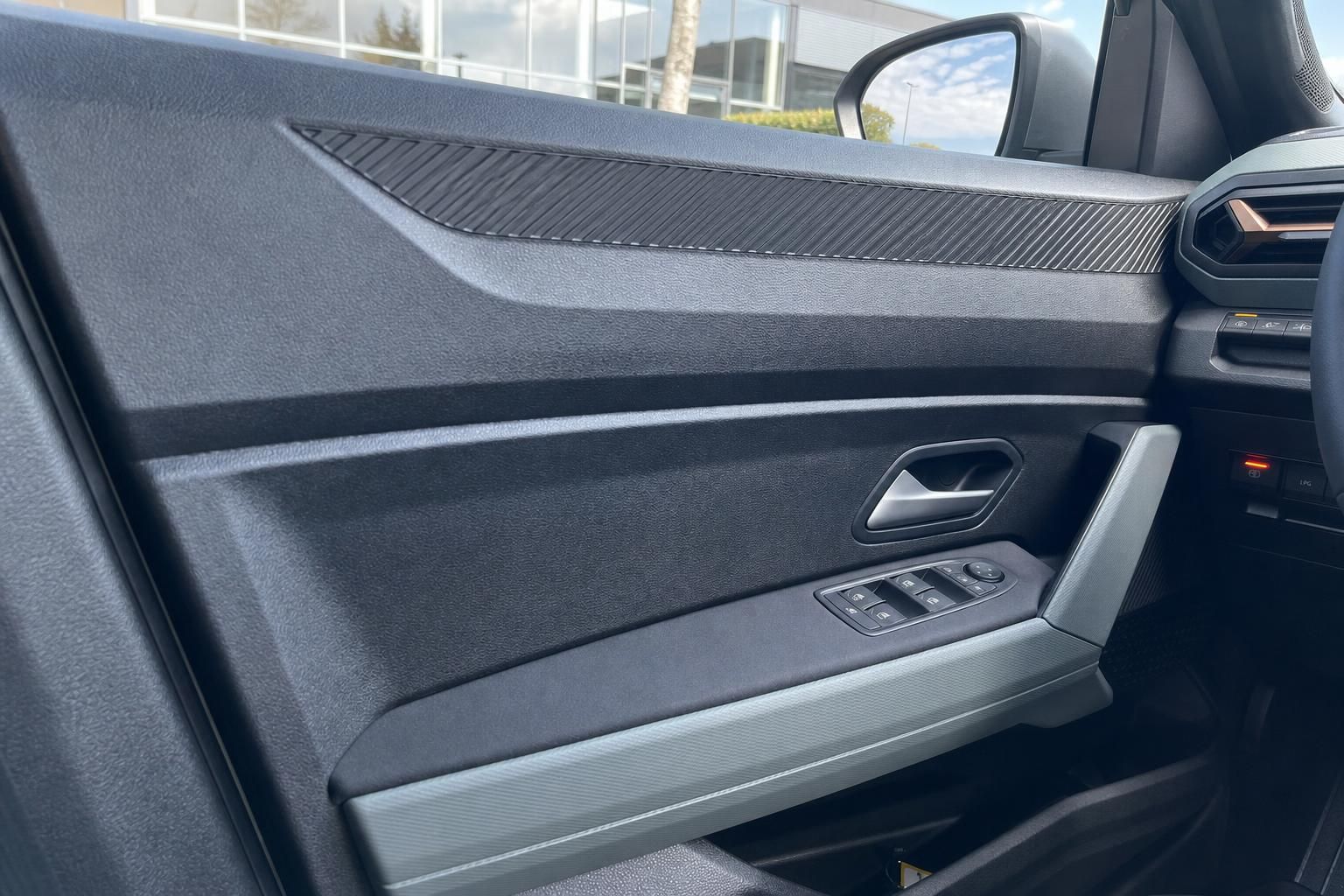 Dacia Türverkleidung innen mit Fensterheberbedienung - modernes Interieur