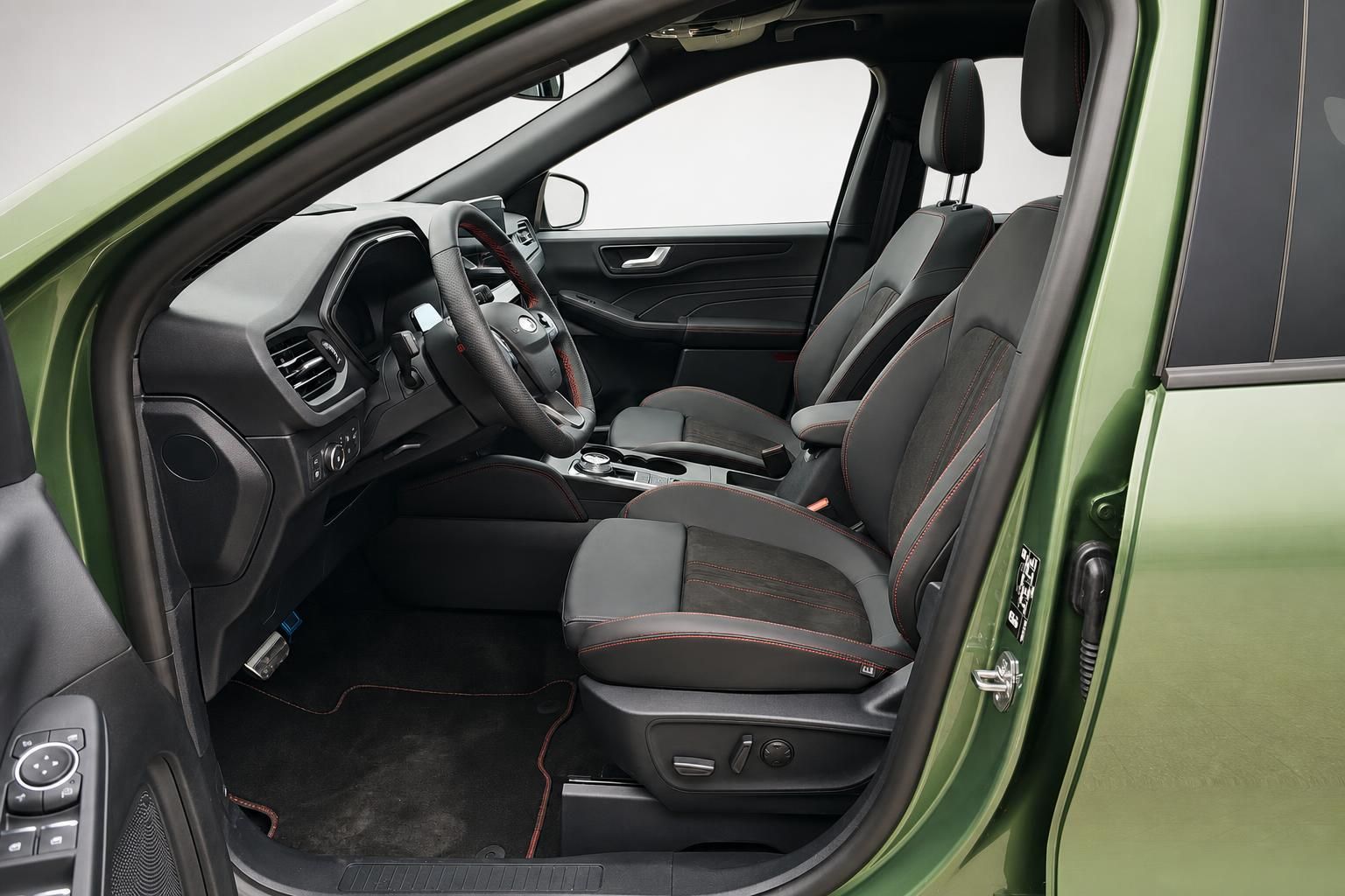 Ford Kuga Cockpit und Vordersitze durch geoeffnete Fahrertuer