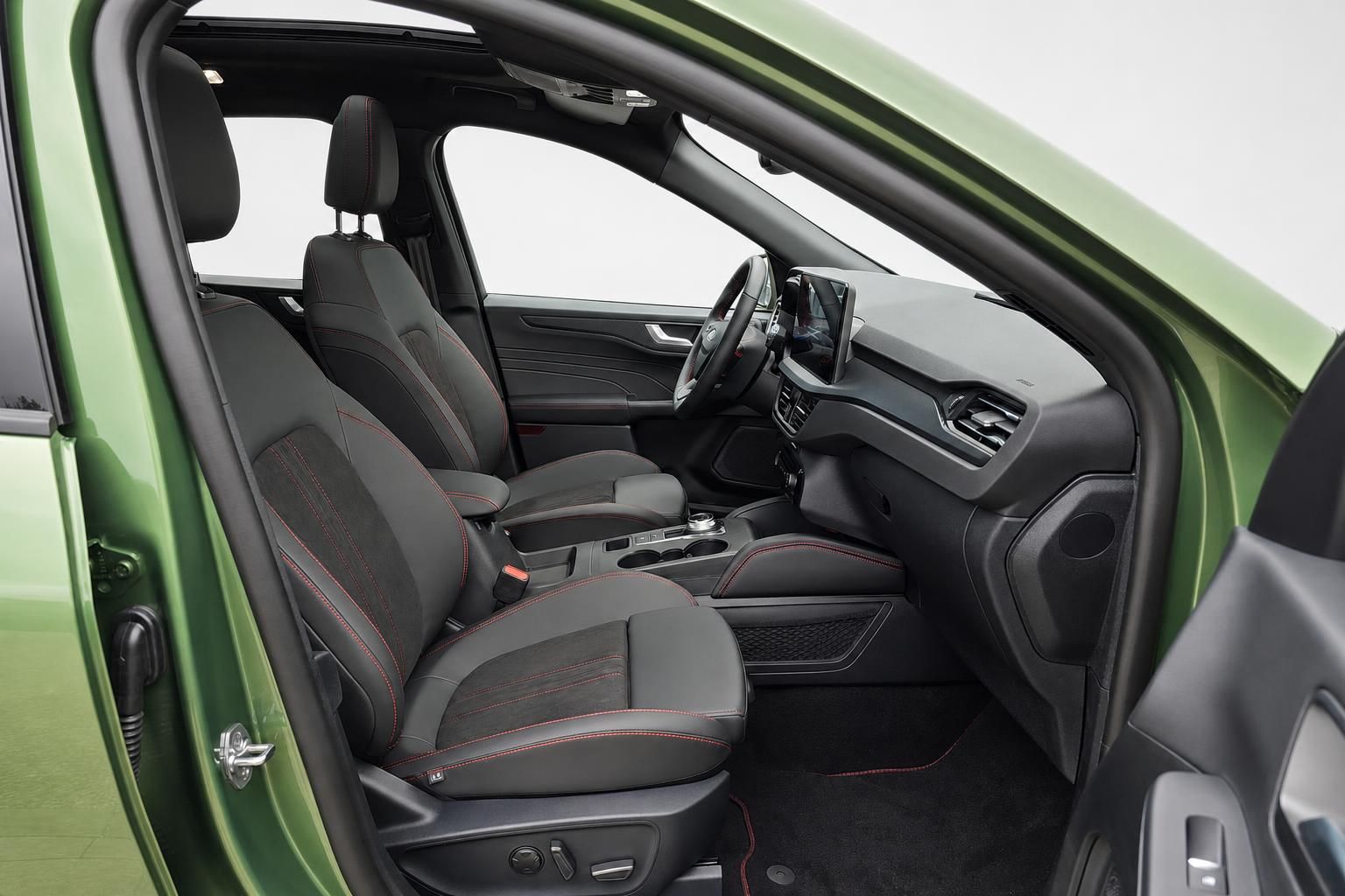 Ford Kuga Innenraum mit schwarzen Sportsitzen und roten Ziernaehten