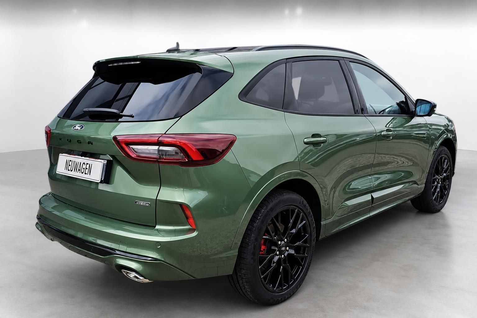 Ford Kuga in Gruen Metallic, Heck-Seitenansicht mit Kennzeichen Neuwagen