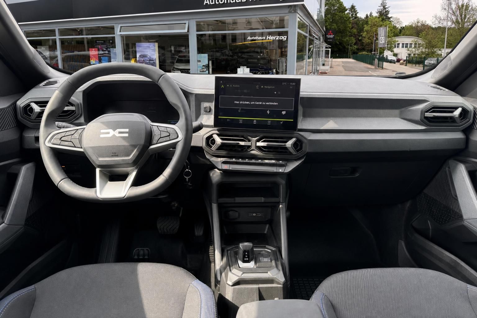 Cockpit Dacia SUV mit Lenkrad und Touchscreen Display