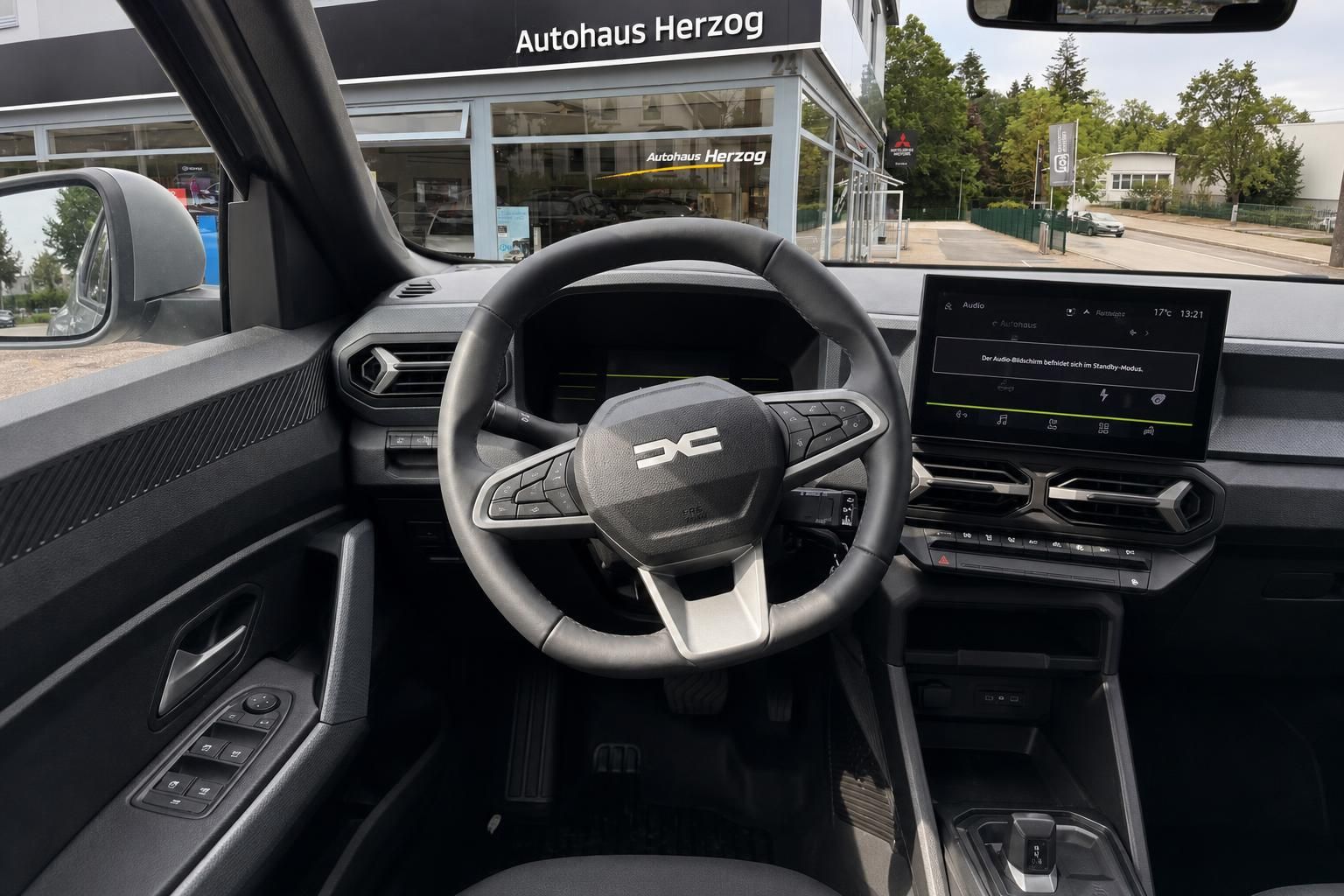 Dacia Cockpit mit Lenkrad und Infotainment-Display im Innenraum