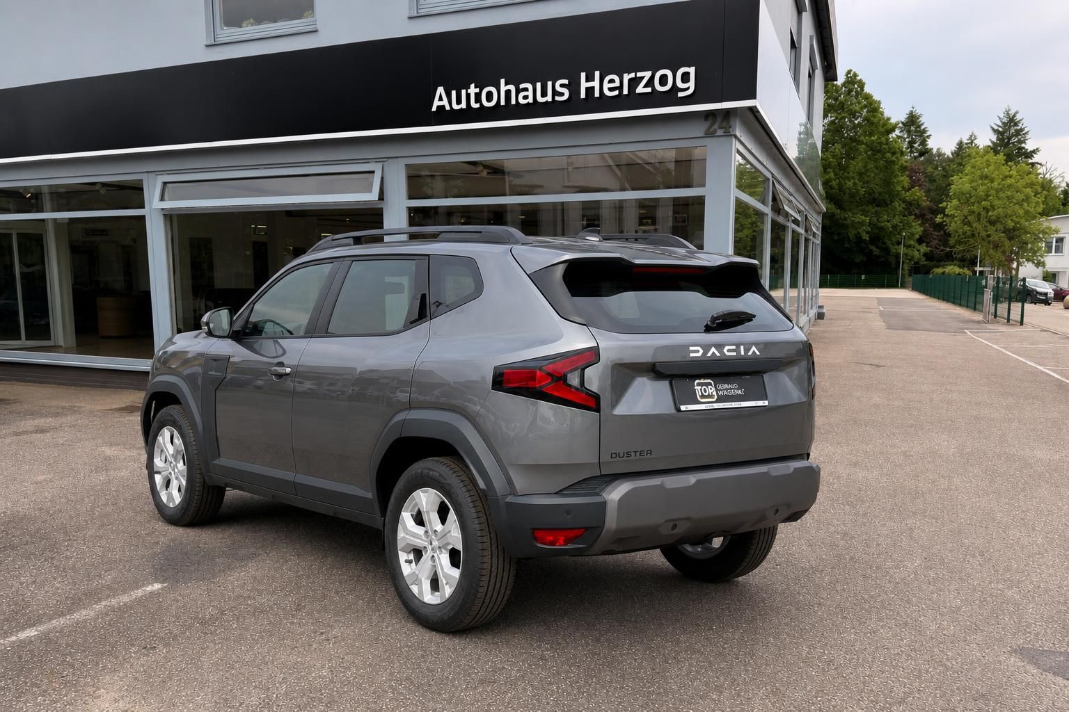 Dacia Duster grau Heckansicht auf Hof Autohaus Herzog
