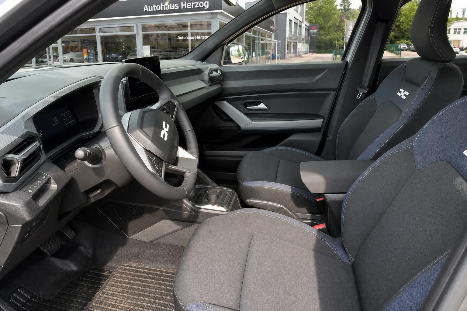 Innenraum Dacia SUV mit Vordersitzen und Cockpit