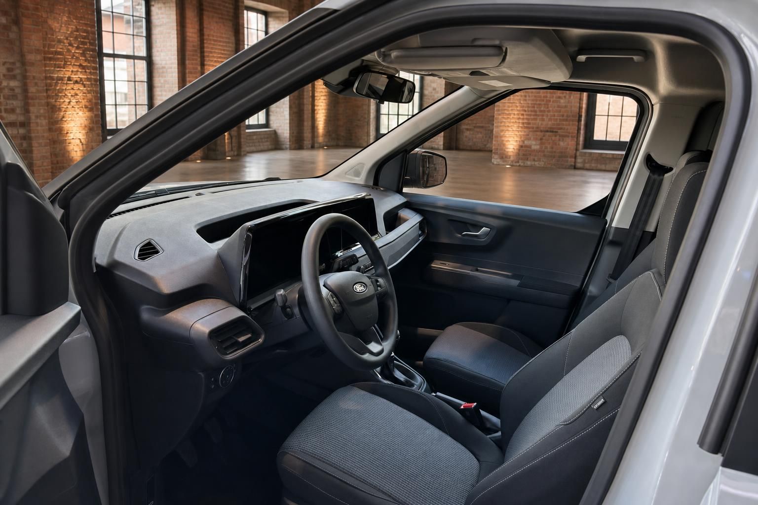 Ford Transit Courier Innenraum mit Cockpit, Lenkrad und Vordersitzen