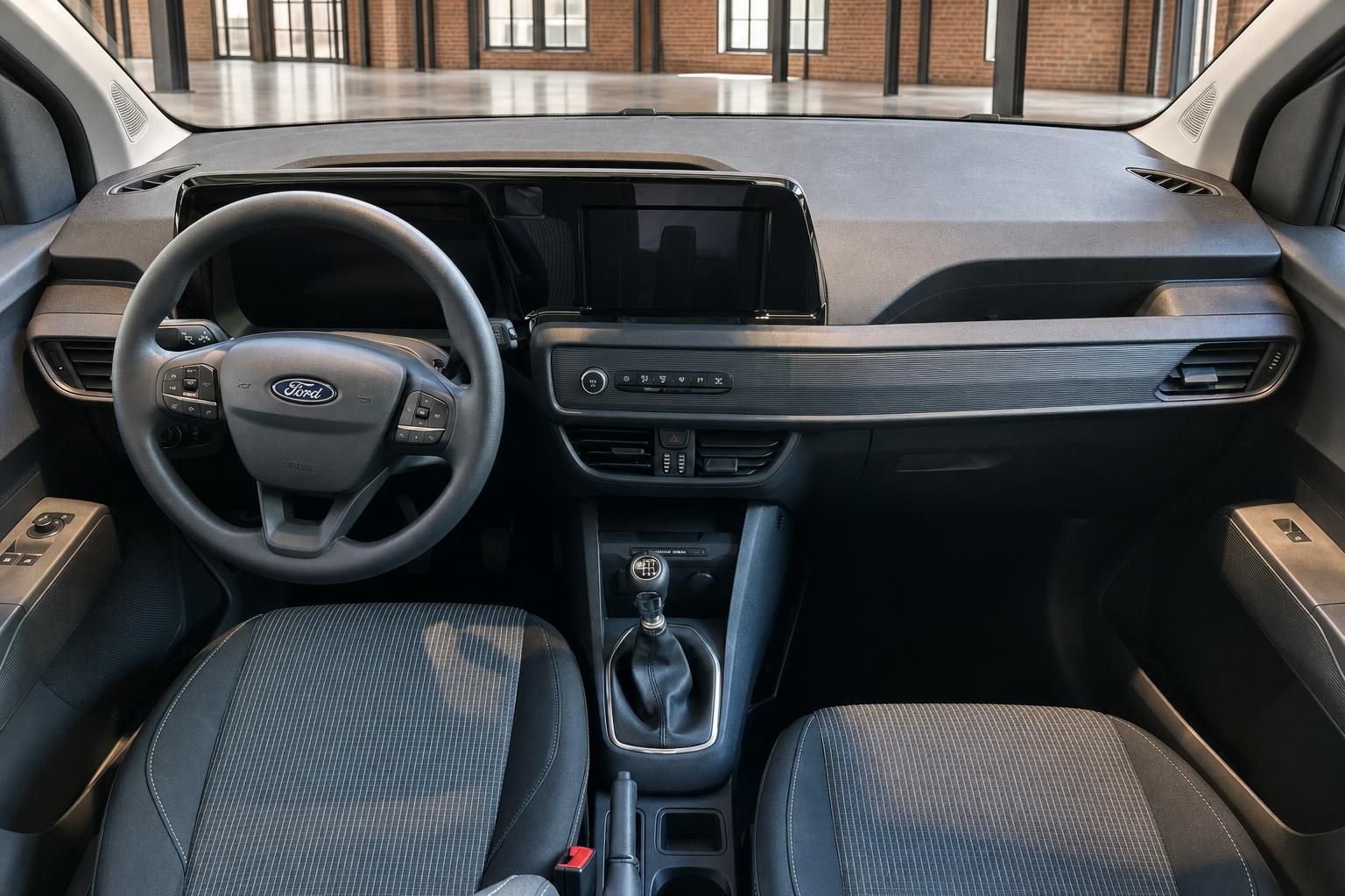 Ford Innenraum mit Cockpit, Lenkrad und Multifunktionsdisplay im Detail