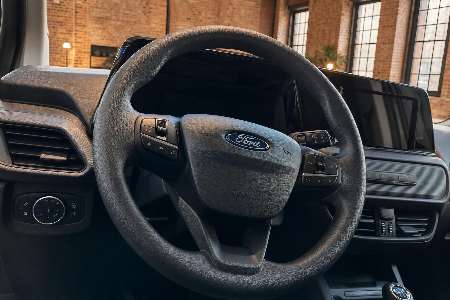 Ford Lenkrad Nahaufnahme mit Bedienelementen und Logo