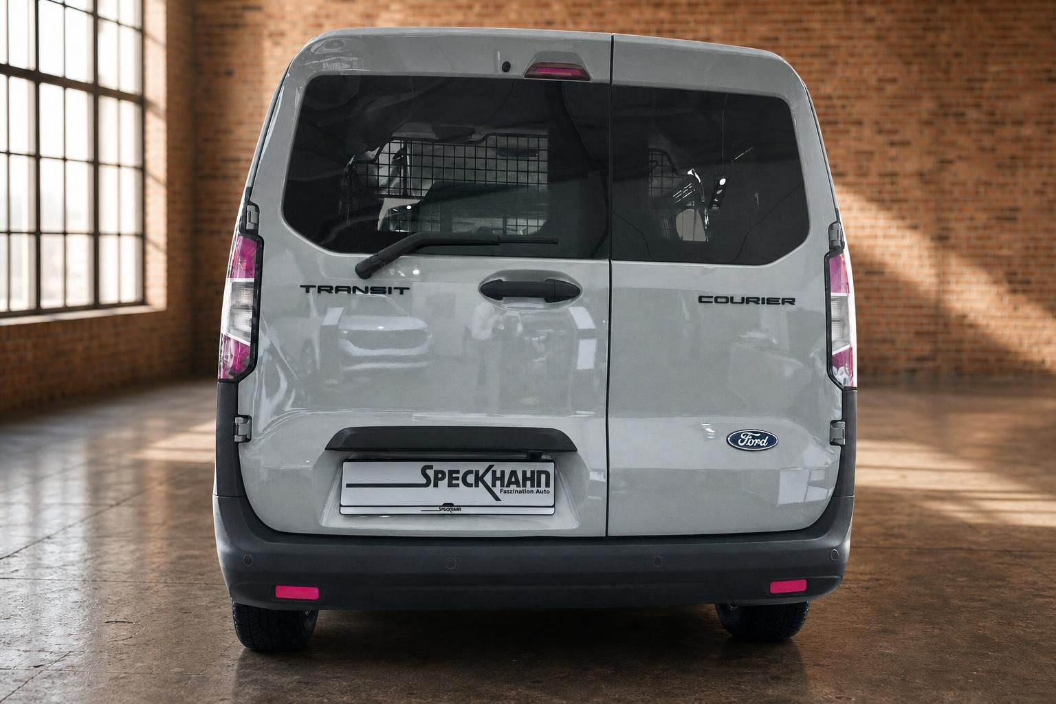 Ford Transit Courier in Grau, Heckansicht mit Kennzeichenhalter