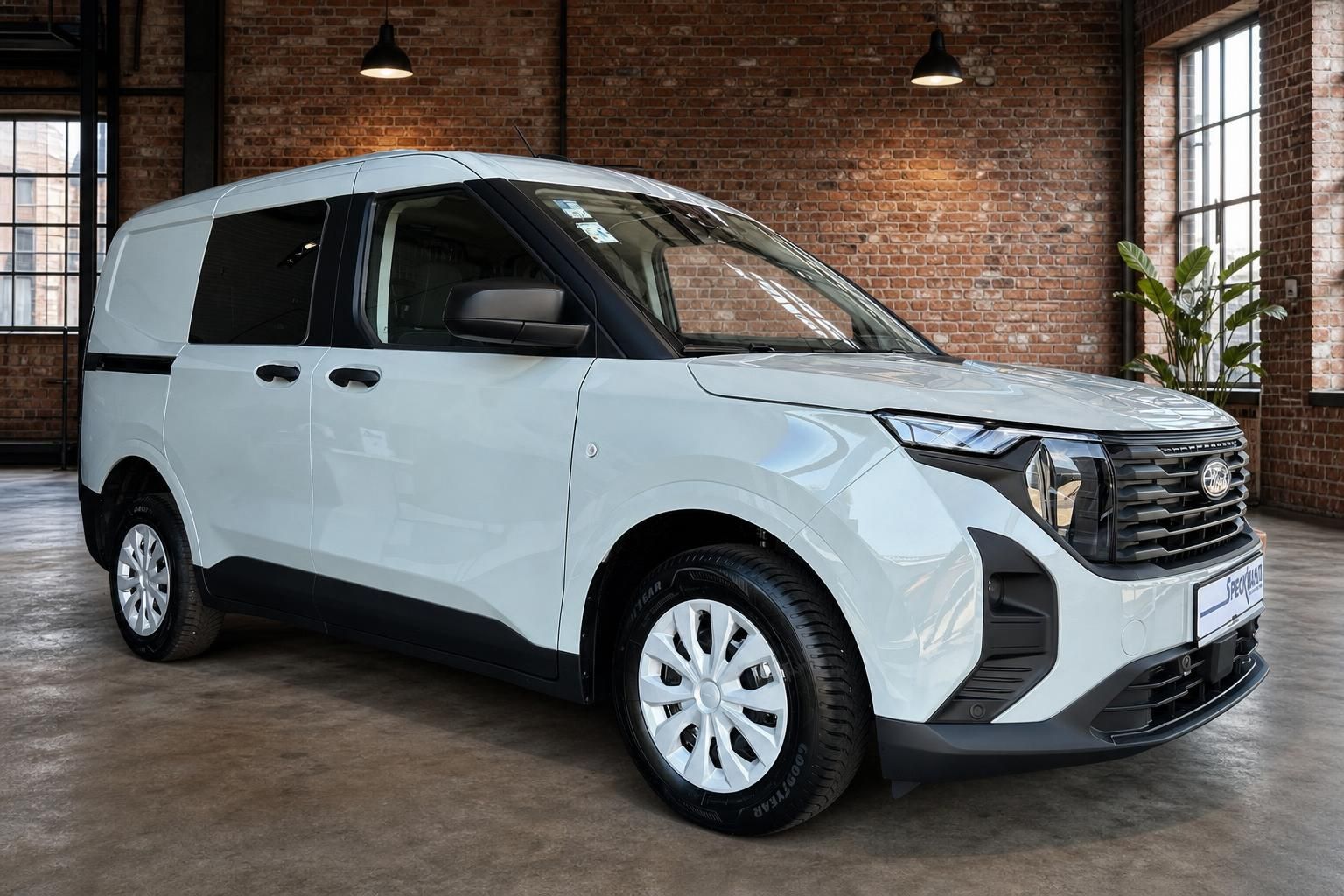 Ford Transit Courier in Weiss, Frontansicht seitlich im Showroom