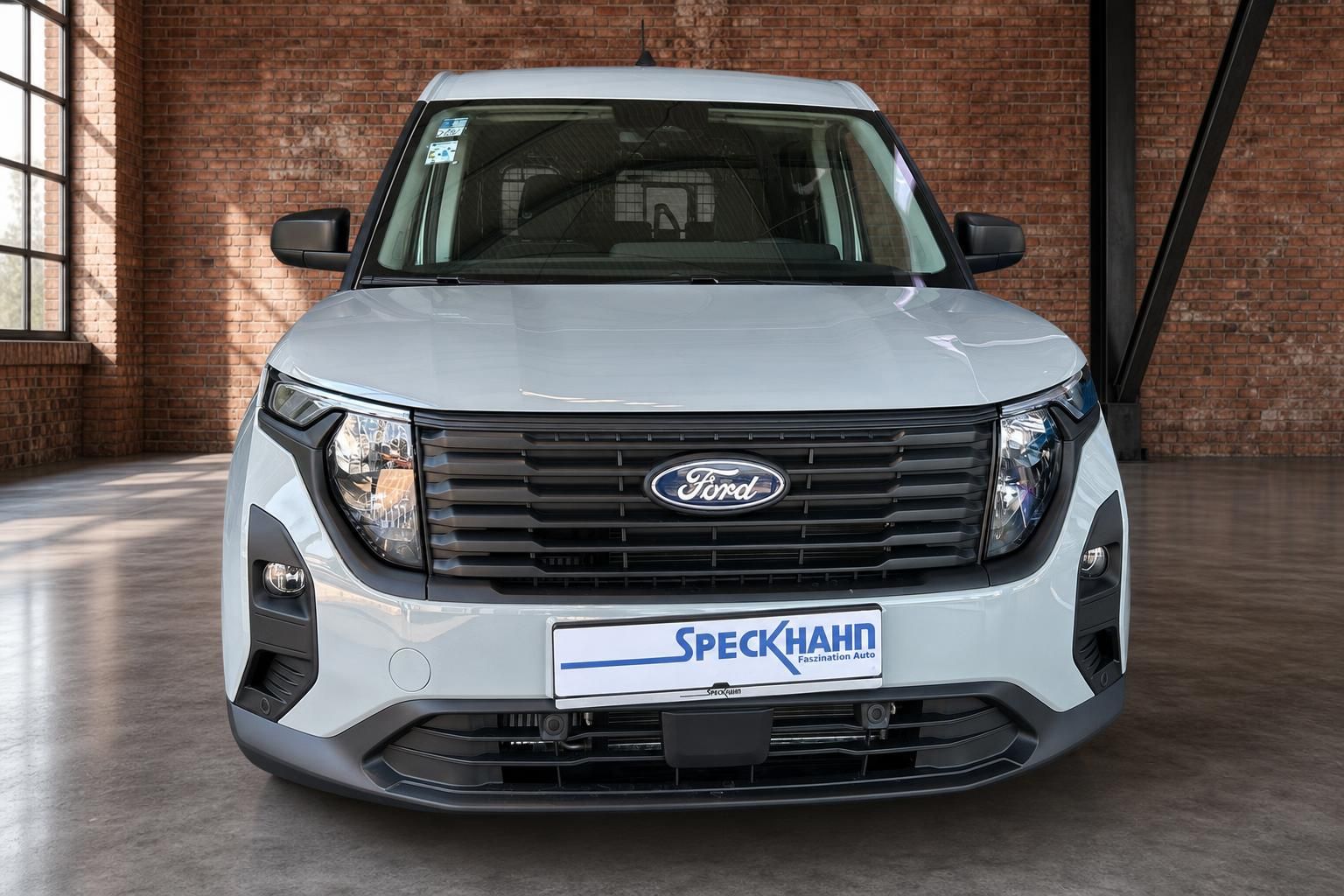 Ford Transit Courier weiß Frontansicht mit Kühlergrill und Scheinwerfern