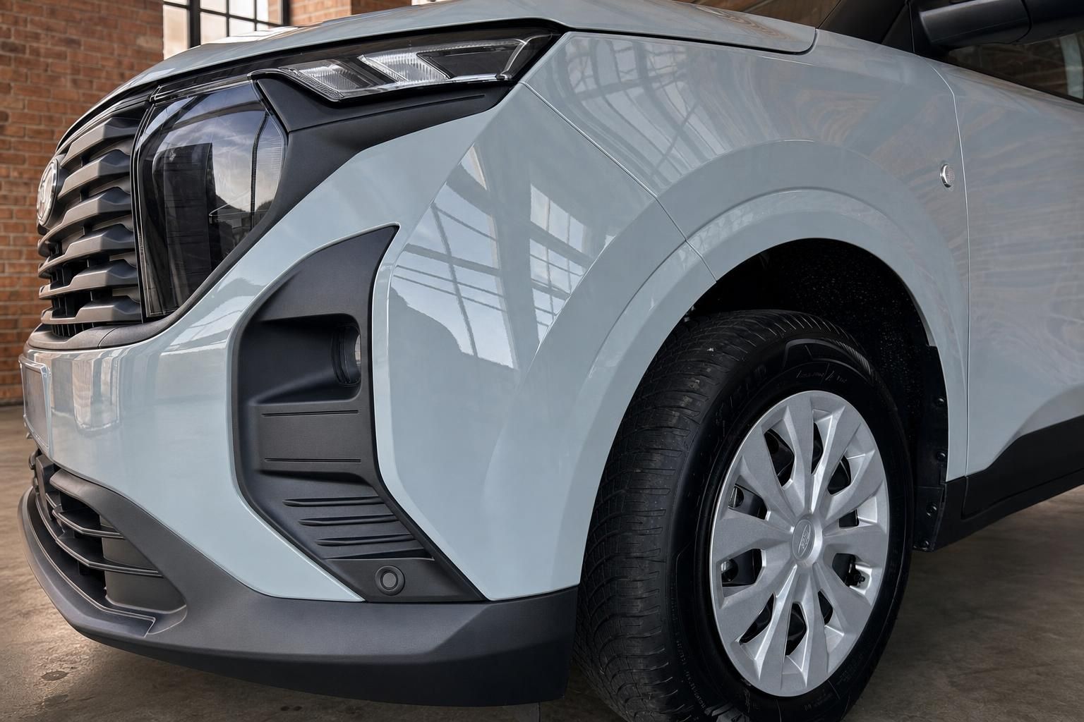 Ford Transit Courier Detailansicht vorderer Radlauf und Felge