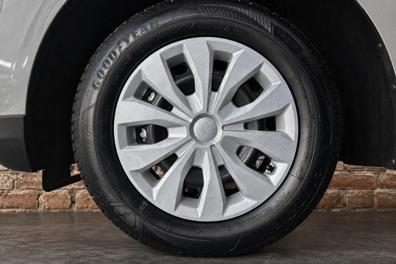 Ford Transit Courier Felge mit Radkappe und Goodyear Reifen im Detail