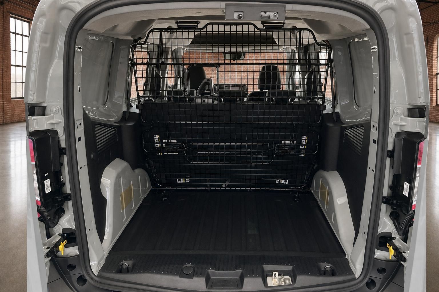 Ford Transit Courier Laderaum mit Trenngitter und Ladeboden