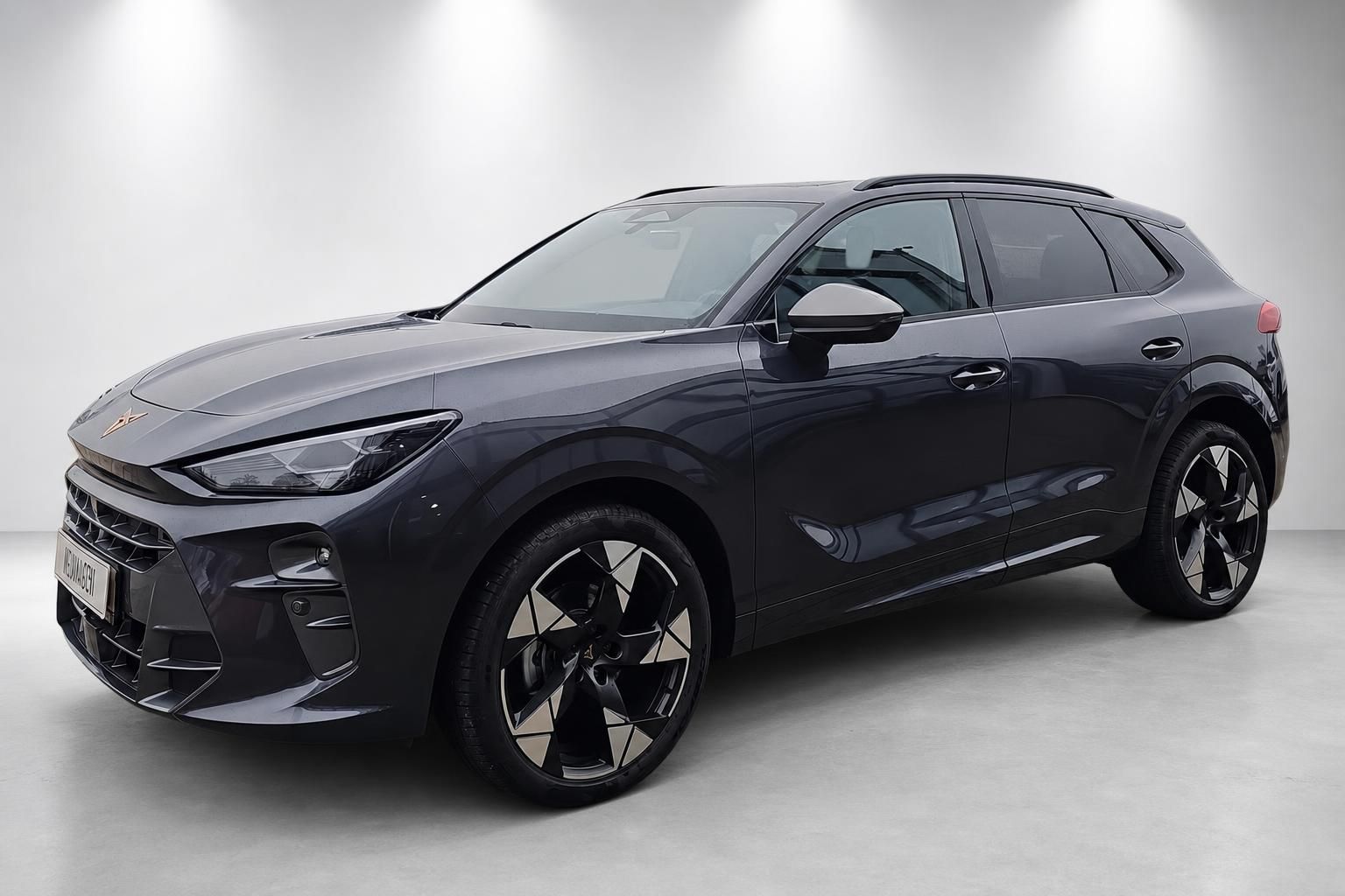 Cupra Formentor SUV in Grau-Metallic, Frontansicht schraeg im Studio