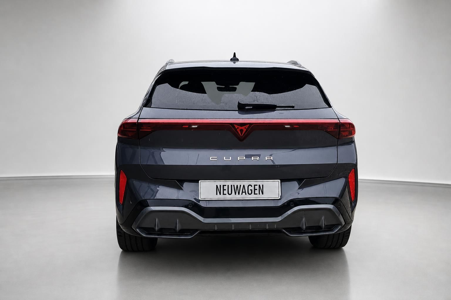 Cupra Terramar SUV in Grau, Heckansicht mit LED-Rückleuchten im Studio