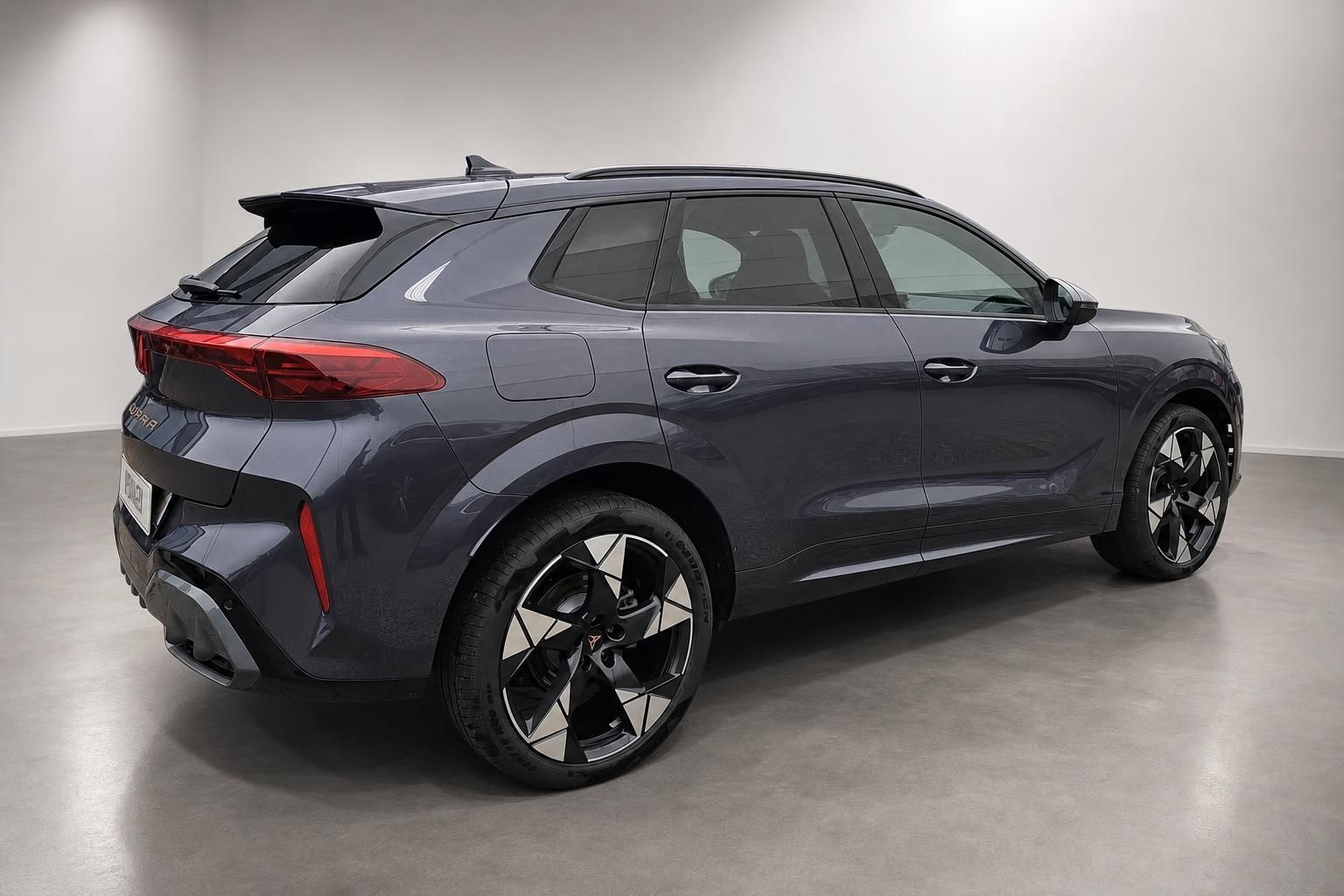 Cupra Terramar SUV in Anthrazit, Heckansicht schräg mit Alufelgen