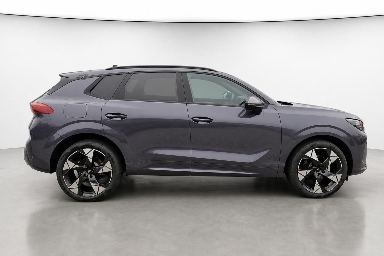Cupra Terramar SUV Seitenansicht in Grau mit sportlichen Leichtmetallfelgen
