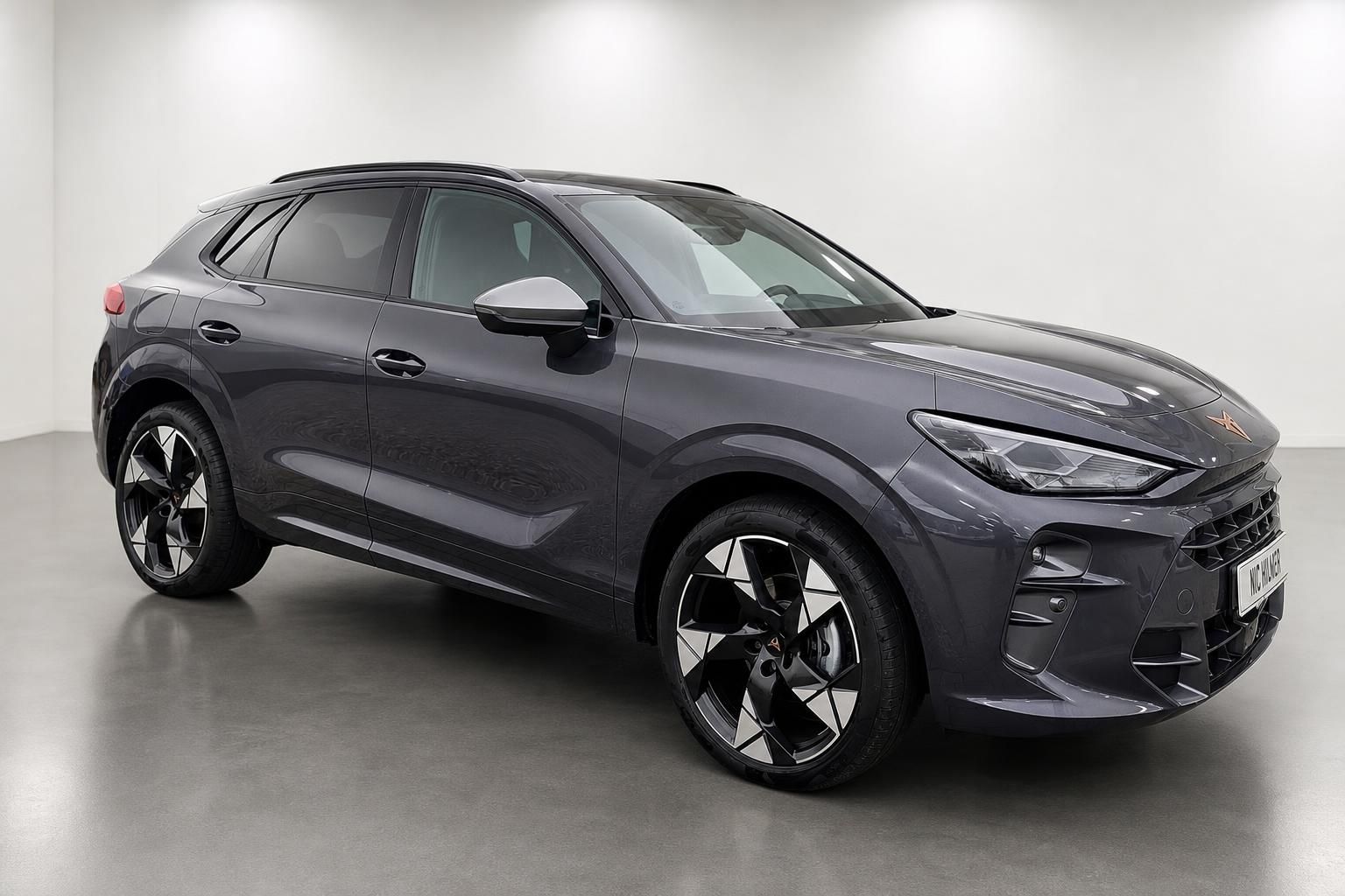 Cupra Terramar SUV in Grau, Frontansicht schräg im Fotostudio